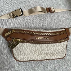 Michael Kors Fanny Pack Sling Pack Rare Retails $258